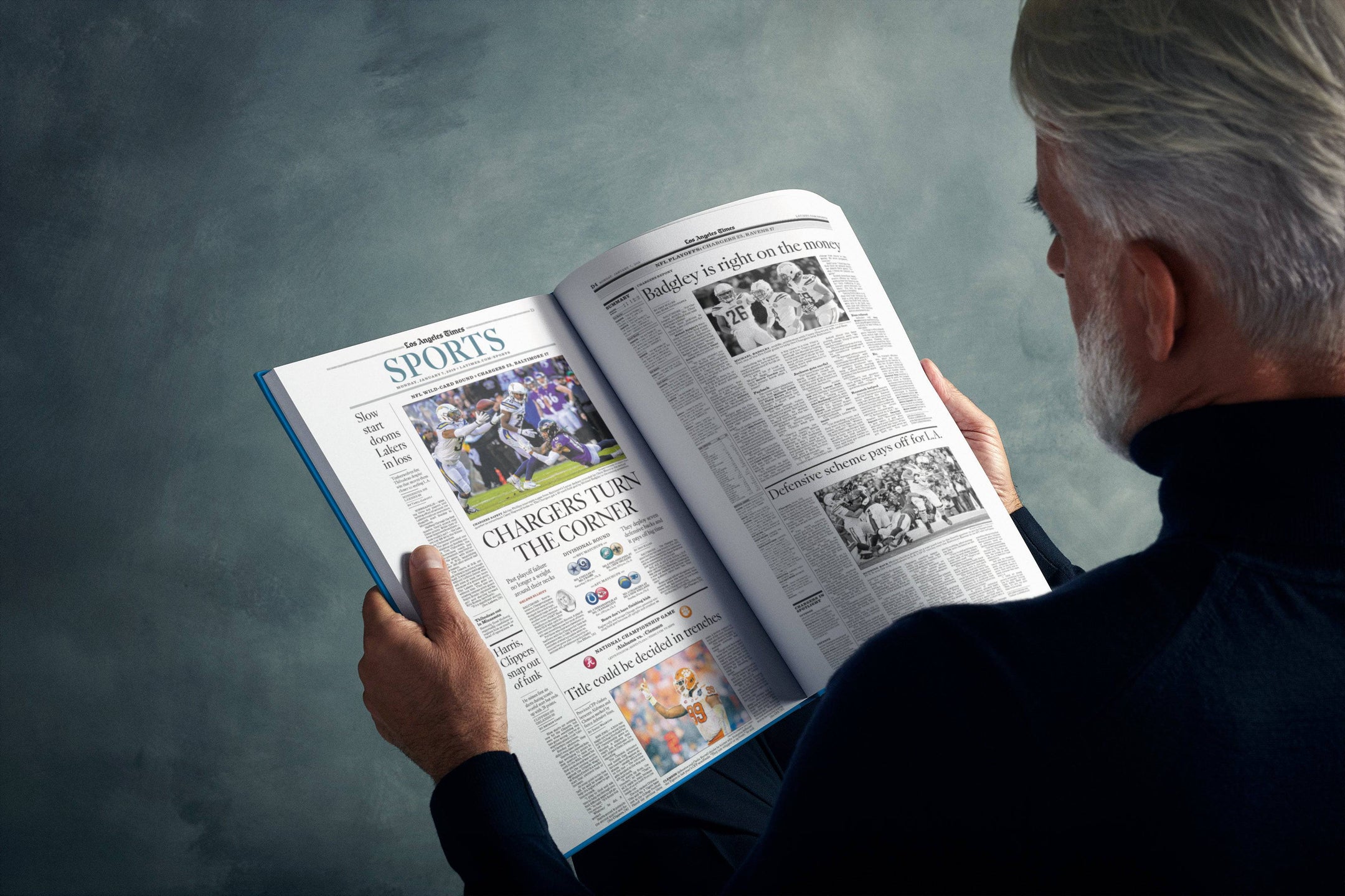 Libro de la edición Los Angeles Times sobre la historia del fútbol americano de Los Angeles Chargers